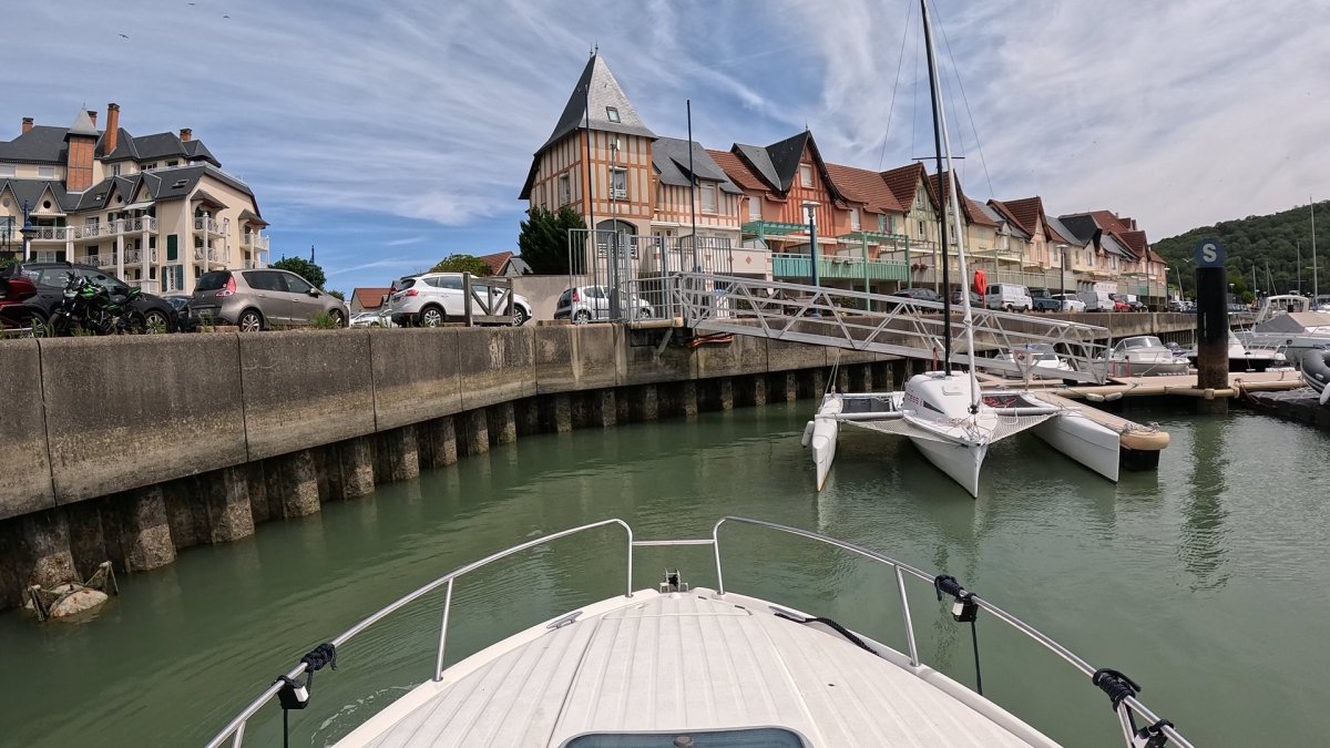 Vue d'une marina et d'infrastructures portuaires pour un audit de risque et la protection du patrimoine littoral - Prestige Signature.