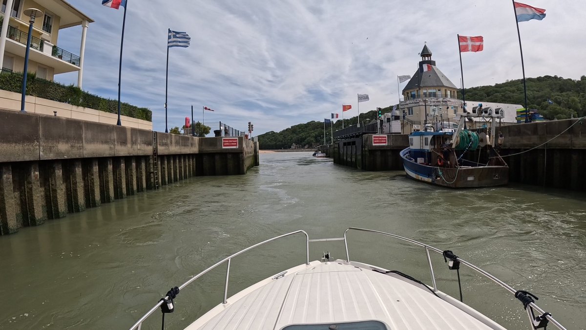 Diagnostic d'état sanitaire et inspection technique d'un quai en pierre et d'une entrée de port maritime par Prestige Signature.