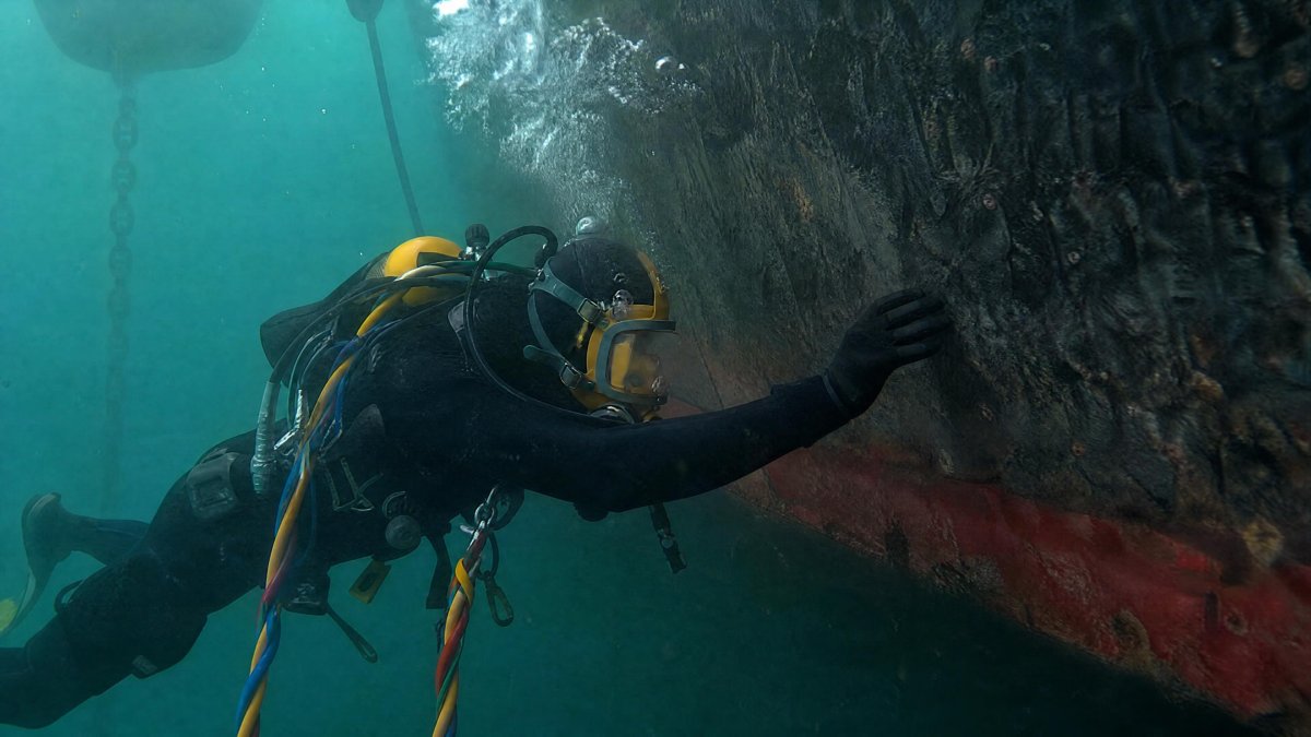 Bilan de coque sous la flottaison et inspection d'hélice de bateau de plaisance par un plongeur professionnel.